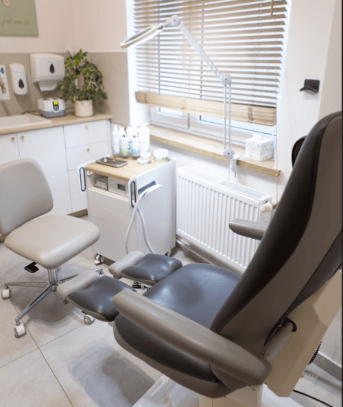 Profesjonalny gabinet podologiczny Podosens -- wnętrze z komfortowymi fotelami i sprzętem medycznym